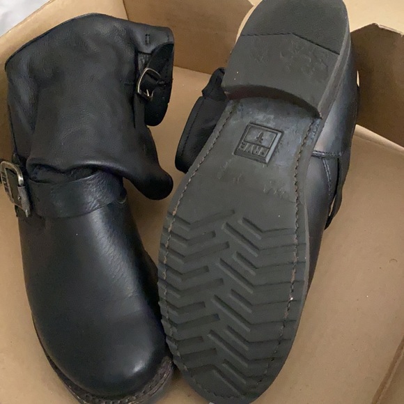 Frye Veronica shortie boots in a 6.5 black - Picture 2 of 3